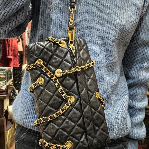 👑✅PRICE FIRM✅SUPER SALE!! 👑AUTHENTIC Moschino Leather Clutch black goldBag - Picture 5 of 5